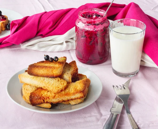 Delicious Toasts Bread Homemade Currant Jam Milk Bright Crimson Tablecloth — Stock Photo, Image