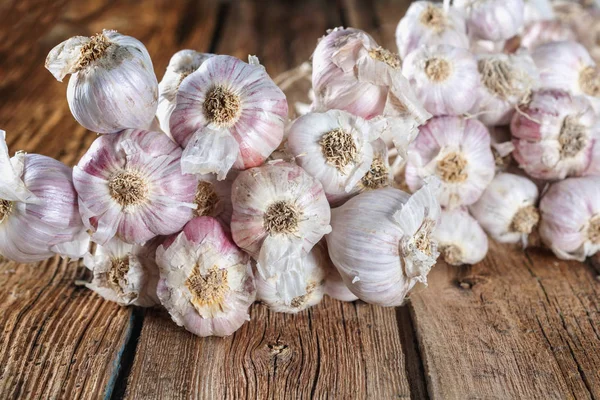 Bündel Von Frischem Knoblauch Getrocknet Auf Einem Holztisch Kopierraum — Stockfoto