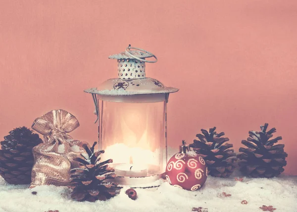 圣诞礼物 圣诞装饰品及旧灯笼袋 — 图库照片