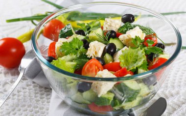 Taze sebze ve biber, yeşil soğan ve domates ile servis edilir tabloda peynir salatası