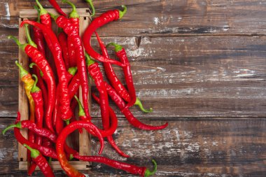 Kırmızı sıcak biber ahşap masa üzerinde kompozisyon. Top düz yatıyordu Grup nesneleri görüntüleme