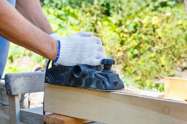 Carpintero Trabajando Con Cepilladora Eléctrica Sobre Tabla Madera Exterior — Foto de Stock