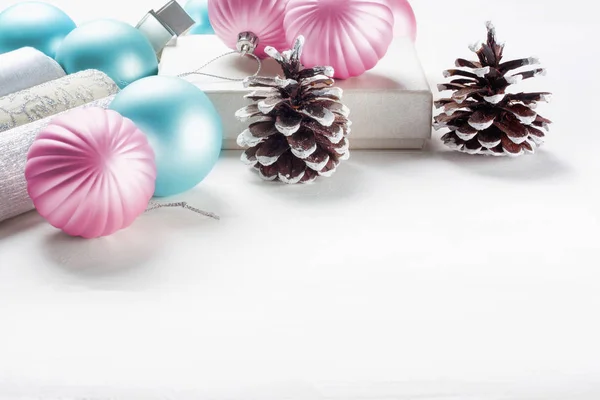 美丽的礼品盒和蓝色和粉红色的圣诞球白色木质背景 — 图库照片