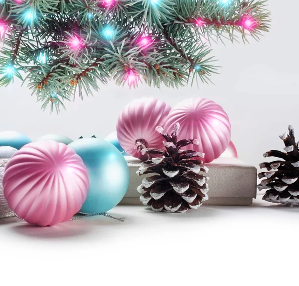 Roze Blauwe Kerstballen Geschenkdoos Met Vuren Branch Witte Geïsoleerde Achtergrond — Stockfoto