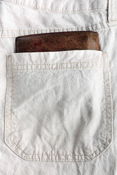 茶色の革財布デニムのジーンズの後ろポケットに付着 — ストック写真