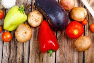 Ev yapımı rustik sebze eski ahşap masa. Domates, biber, patates, sarımsak ve patlıcan