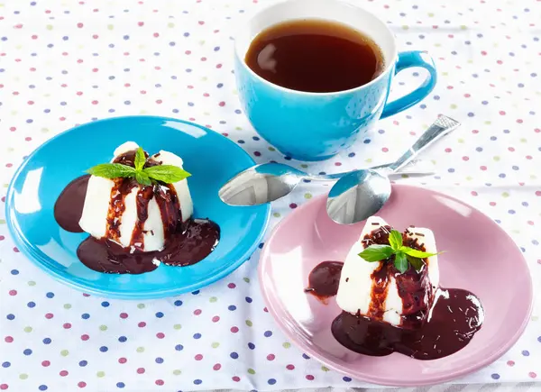 Cream Pudding Chocolate Sauce Mint Cup Tea Beautiful Multicolored Tablecloth — Stock Photo, Image