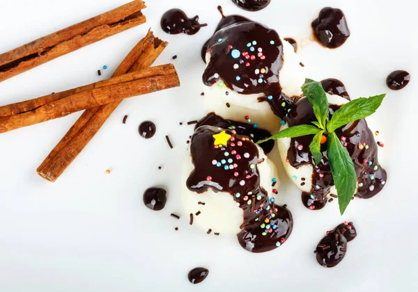 Çikolata Sosu Nane Güzel Çok Renkli Masa Örtüsü Üzerine Tarçın — Stok fotoğraf