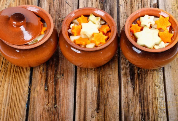 Estofado Tradicional Verduras Caseras Rústicas Tres Ollas Barro Sobre Una — Foto de Stock