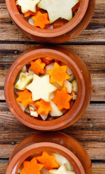 Tradicional Ragú Verduras Caseras Rústicas Tres Ollas Barro Vieja Mesa — Foto de Stock