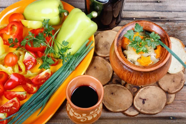 Traditioneller Rustikaler Gemüseeintopf Mit Rohem Gemüse Gewürze Tontöpfen Mit Rotwein — Stockfoto