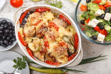 Geleneksel lezzetli rustik stew tavuk ve sebze, domates, biber ve peynir ile dekore edilmiştir. Yunan salatası ve siyah zeytin ile