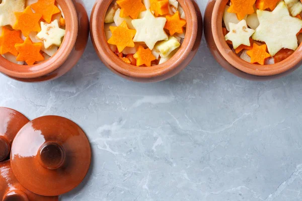 Tradicional Ragú Verduras Caseras Rústicas Tres Ollas Barro Sobre Una — Foto de Stock