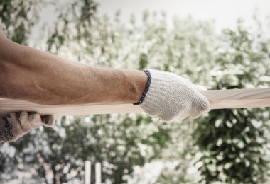 Beyaz adam plakalar güneşli günde parlak gökyüzü elinde tutan