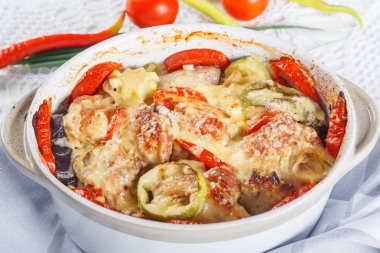 Geleneksel lezzetli rustik stew tavuk ve sebze, domates, biber ve peynir ile dekore edilmiş