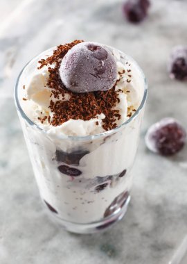 Dondurma güzel mermer tezgah arka plan üzerinde kiraz çilek ile