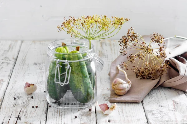Cetrioli Conservati Vaso Vetro Con Aneto Aglio Sul Tavolo Legno — Foto Stock