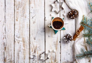 Bir fincan sıcak kahve şeker ve tarçın çam dalları ile eski ahşap masa üzerinde. Top düz yatıyordu Grup nesneleri görüntüleme