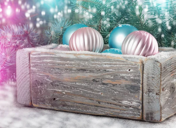 Oude Houten Vintage Doos Met Prachtige Roze Blauwe Kerstballen Achtergrond — Stockfoto
