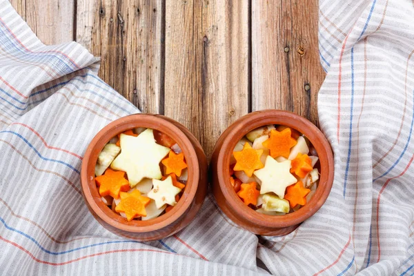 Estofado Tradicional Verduras Caseras Rústicas Dos Ollas Barro Sobre Una — Foto de Stock