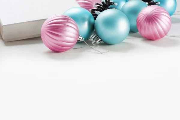 Schöne Geschenkbox Und Blaue Und Rosa Weihnachtskugeln Auf Weißem Holzhintergrund — Stockfoto