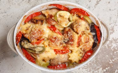 Geleneksel lezzetli rustik stew tavuk ve sebze, domates, biber ve peynir ile dekore edilmiş