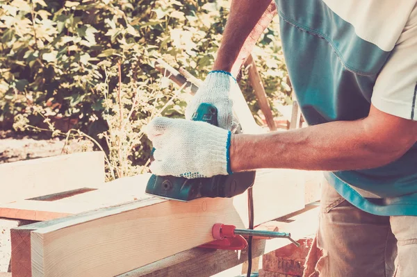 Charpentier Travaillant Avec Raboteuse Électrique Sur Planche Bois Plein Air — Photo