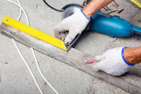 Arbetaren Mäter Linjalen Med Avståndet Trä Styrelsen För Arbete — Stockfoto