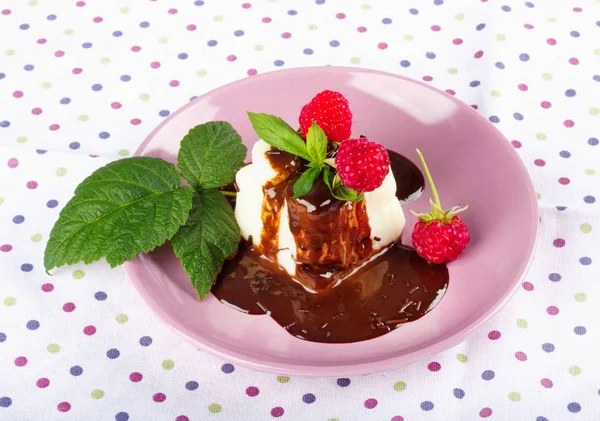 Сливочный Пудинг Шоколадным Соусом Малиной Мятой Красивой Разноцветной Скатерти — стоковое фото