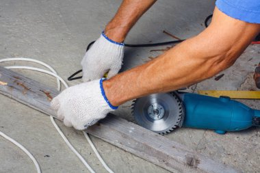 İşçi iş için ahşap tahta cetvelde ile uzaklığı ölçer