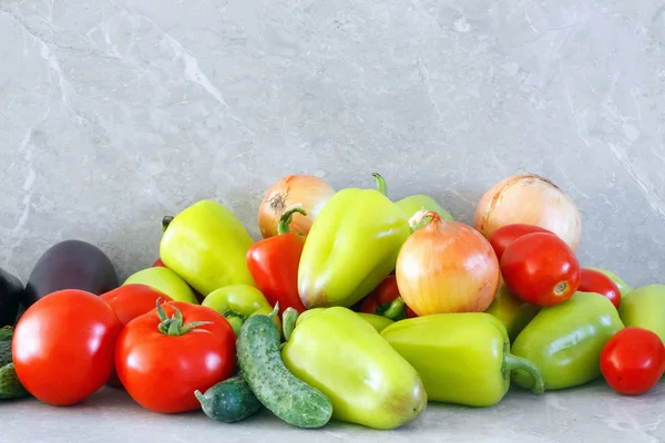 Ernte Von Reifem Paprika Tomaten Auberginen Und Zwiebeln Auf Steintisch — Stockfoto
