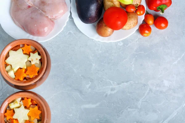 Traditionelles Rustikales Gemüseragout Drei Tontöpfen Auf Einer Schönen Steinplatte Von — Stockfoto