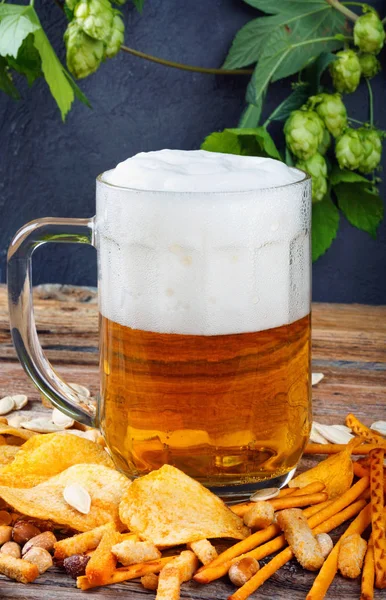 Caneca Vidro Cerveja Dourada Fresca Fria Com Biscoitos Batatas Fritas — Fotografia de Stock
