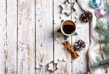 Bir fincan sıcak kahve şeker ve tarçın çam dalları ile eski ahşap masa üzerinde. Top düz yatıyordu Grup nesneleri görüntüleme