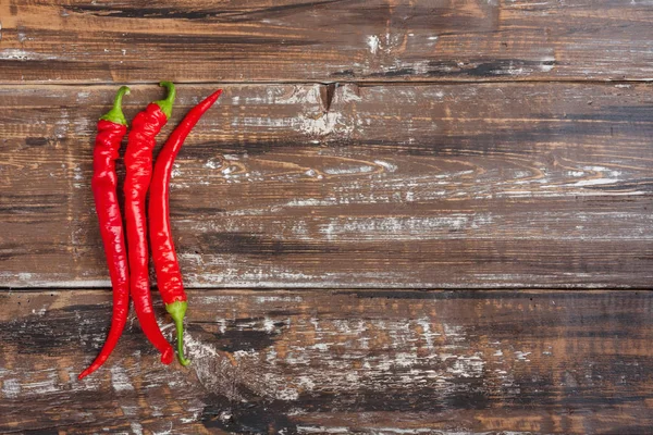 Chili Piros Csípős Paprika Fából Készült Asztal Összetétele Felülnézeti Lapos — Stock Fotó