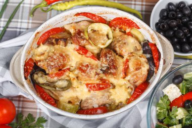 Geleneksel lezzetli rustik stew tavuk ve sebze, domates, biber ve peynir ile dekore edilmiştir. Yunan salatası ve siyah zeytin ile