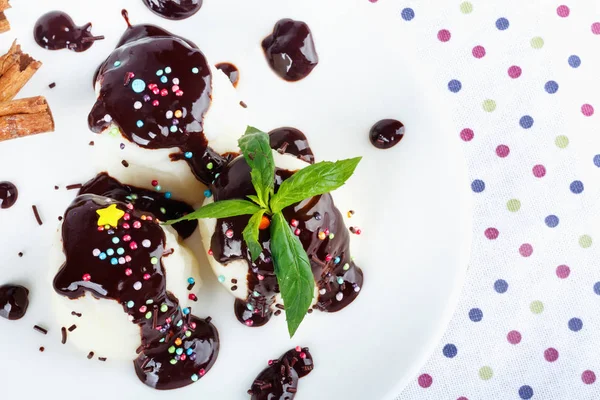 Cream Pudding Chocolate Sauce Mint Cinnamon Beautiful Multicolored Tablecloth Top — Stock Photo, Image