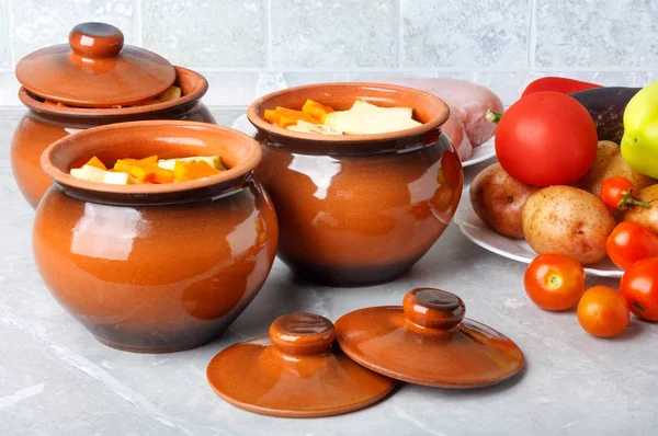 Tradicional Ragú Verduras Caseras Rústicas Tres Ollas Arcilla Sobre Una — Foto de Stock