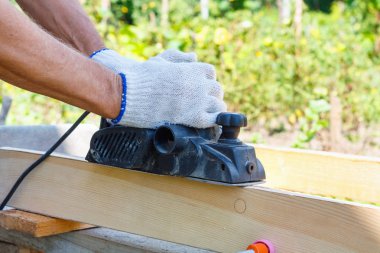 Açık ahşap tahta ile Elektrikli Planya üzerinde marangoz.