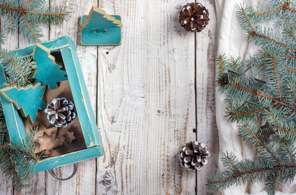 Alte Schachtel Mit Handgemachtem Weihnachtsspielzeug Auf Welkem Holzgrund Draufsicht Flache — Stockfoto