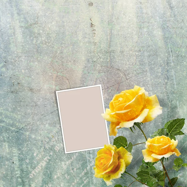 Schöne Gelbe Rose Mit Grünen Blättern Auf Dem Abstrakten Bunten — Stockfoto