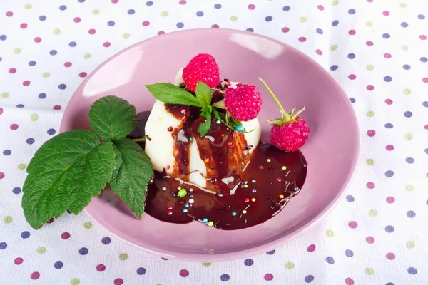Kremalı Puding Çikolata Sosu Ahududu Güzel Çok Renkli Masa Örtüsü — Stok fotoğraf