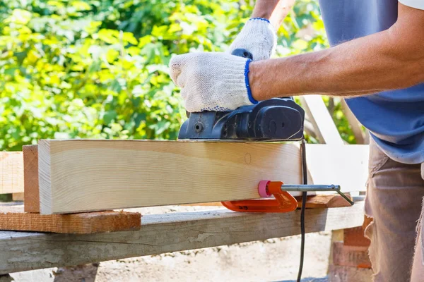 Snickare Som Arbetar Med Elektrisk Hyvel Planka Utomhus — Stockfoto