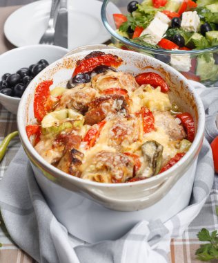 Geleneksel lezzetli rustik stew tavuk ve sebze, domates, biber ve peynir ile dekore edilmiştir. Yunan salatası ve siyah zeytin ile