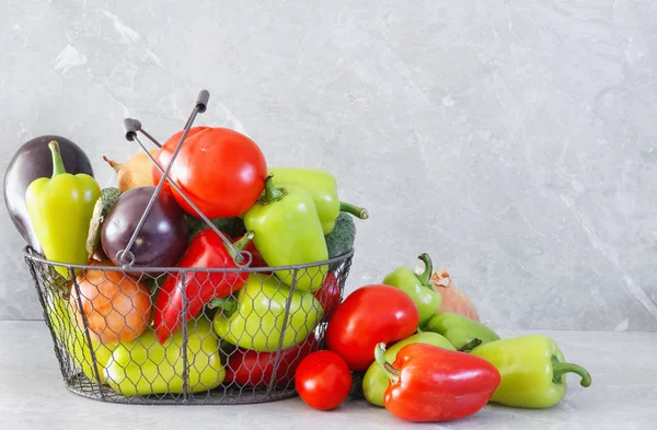 Ernte Von Reifem Paprika Tomaten Auberginen Und Zwiebeln Metallkorb Auf — Stockfoto