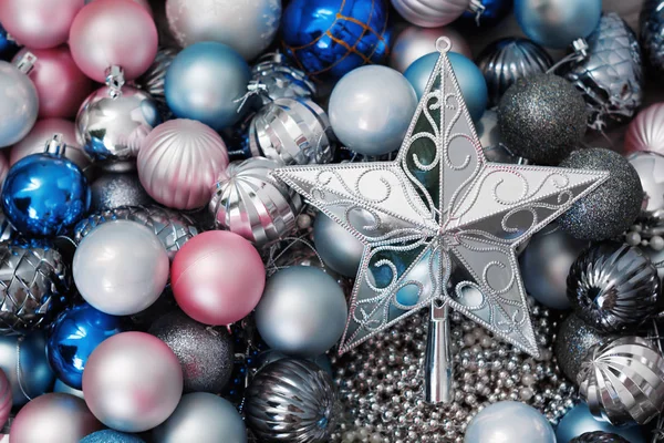 クリスマス ピンク 青いボールとクリスマス ツリーを飾るために美しいシルバー スター — ストック写真