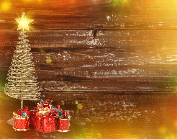 Weihnachtsgrußkarte Mit Goldenem Metalltannenbaum Und Geschenken Auf Abstraktem Hintergrund — Stockfoto