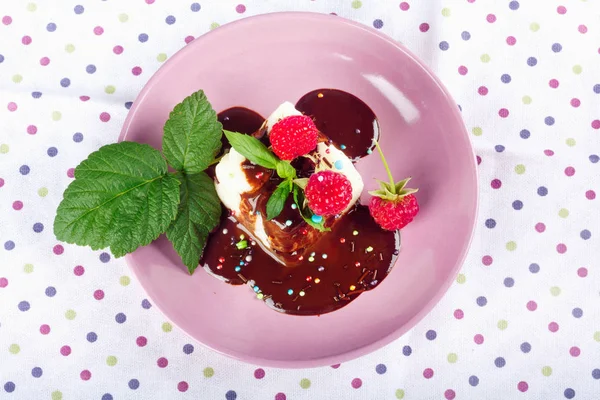 Śmietankowy Pudding Sosem Czekoladowym Maliny Mięta Piękny Obrus Wielobarwny Góry — Zdjęcie stockowe