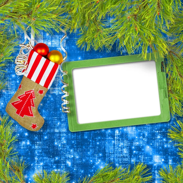 圣诞老人的新年袜子与礼物 玩具和蛇形在绿色背景与松树 — 图库照片