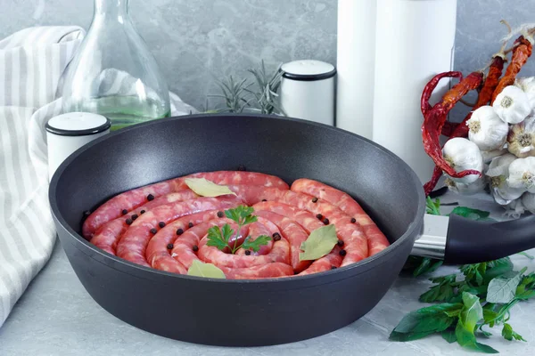 Delicious Rustic Raw Meat Sausages Frying Pan Bay Leaves Fresh — Stock Photo, Image